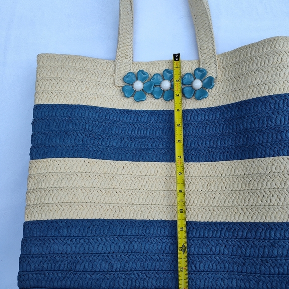 NWOT BTB Los Angeles Bahama Mama Raffia Blue & Beige Tote W/Flower Trio Detail - Picture 5 of 6